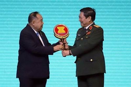 Một số hình ảnh hoạt động của Bộ trưởng Ngô Xuân Lịch trong chuyến tham dự ADMM hẹp và ADMM+ lần thứ 6