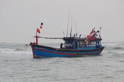 Cứu 6 ngư dân gặp nạn trên biển
