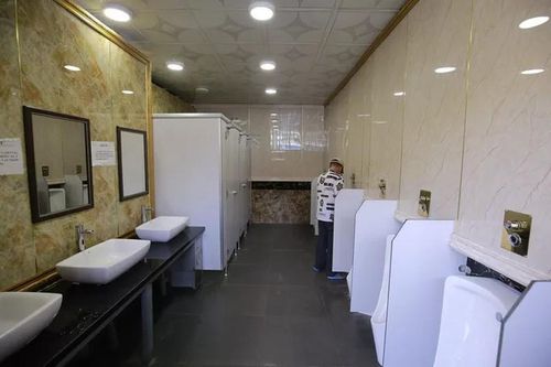 Phá nhà vệ sinh 1,6 tỷ xây mới 'y hệt' ở Bình Dương vì công trình vật liệu 'dỏm', vừa xài đã hư?