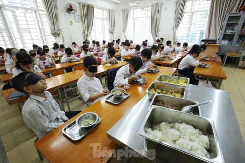 Xúc động với trải nghiệm bữa ăn bóng tối của học sinh