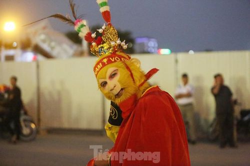 'Tôn Ngộ Không' đại náo Mỹ Đình trước trận Việt Nam vs Thái Lan