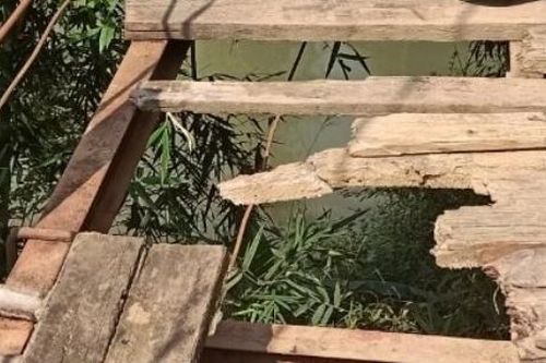 Người dân 'nín thở' qua cầu treo xuống cấp