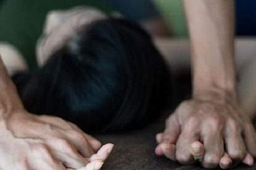 Dụ bé gái 7 tuổi xem phim đen rồi giở trò đồi bại