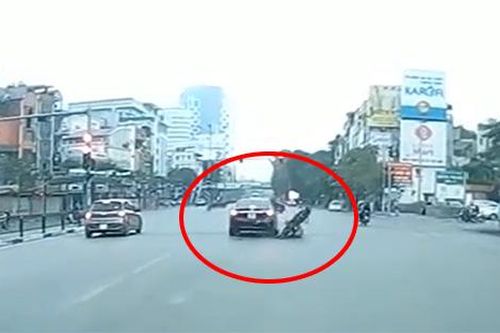 Clip: Đi xe máy mải bấm điện thoại, nam thanh niên tông thẳng vào đuôi xe ô tô