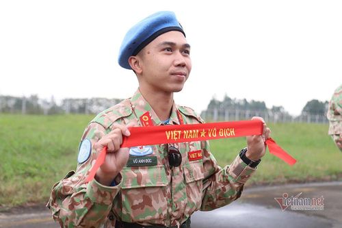 Nụ hôn tiễn lính mũ nồi xanh và lời chúc tuyển Việt Nam chiến thắng