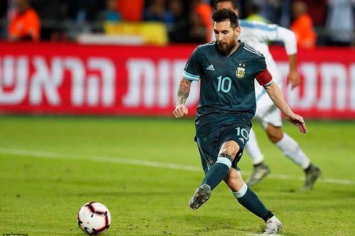 Messi lập công phút 92, Argentina thoát thua Uruguay