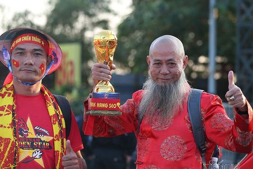 Fan Việt 'đại náo' Mỹ Đình, muốn ăn lẩu Thái siêu cay