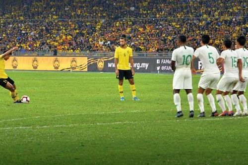 Sao Malaysia ghi siêu phẩm đá phạt kiểu Messi