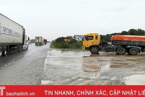 Thiếu đường gom trên QL 1A tuyến tránh TP Hà Tĩnh, nhiều doanh nghiệp 'bất đắc dĩ' đấu nối trái phép!