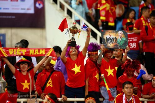 Cổ động viên vui mừng sau khi Văn Lâm cản phá thành công penalty