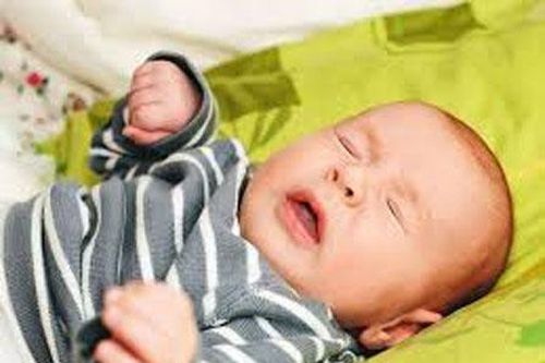 Tắm nước ấm có thể giúp trẻ giảm nghẹt mũi