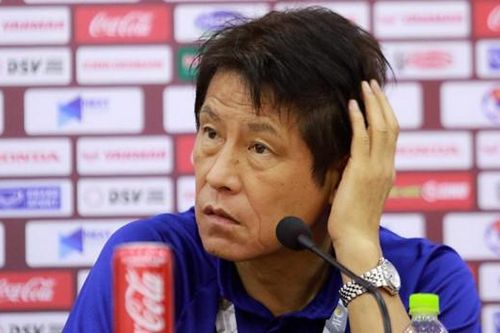 HLV Akira Nishino tỏ ra bực bội khi nghe một câu 'hỏi xoáy đáp xoay' của phóng viên Việt Nam