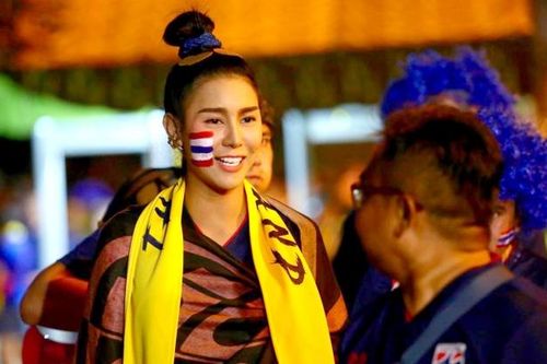 Nữ CĐV Thái Lan xinh như thiên thần 'đốt nóng' trận Việt Nam vs Thái Lan