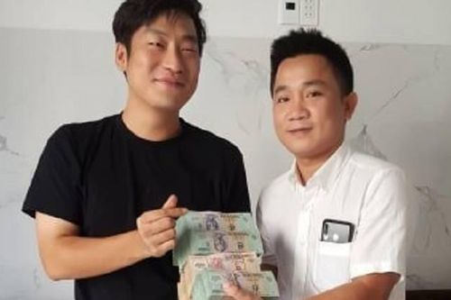 Chủ nhà hàng cất giùm gần 1.6 tỷ đồng rồi trao trả cho du khách Hàn Quốc