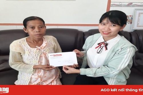 Trao tiền hỗ trợ của bạn đọc cho vợ chồng anh Dương Quốc Trọng