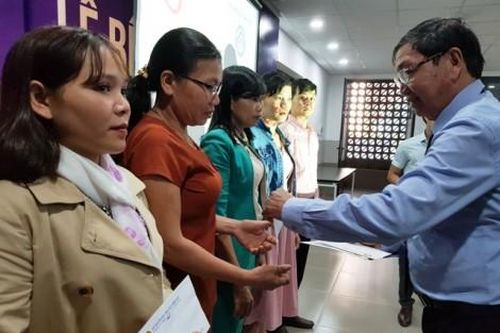 Giáo dục Tin tức giáo dục Trao 50 suất quà đến các thầy, cô giáo có hoàn cảnh khó khăn