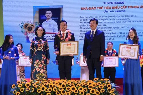 Giáo dục Tin tức giáo dục 75 nhà giáo trẻ tiêu biểu nhận giải thưởng của Trung ương Đoàn