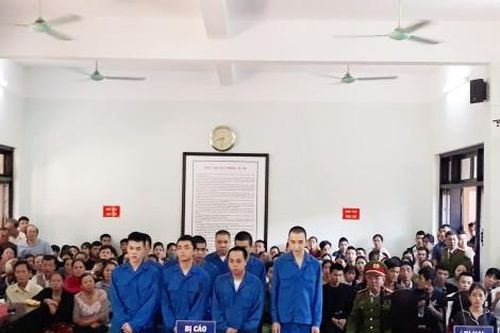 Chính trị - Xã hội Pháp luật - Cuộc sống Tổng cộng 136 năm tù dành cho 10 bị cáo phạm tội giết người