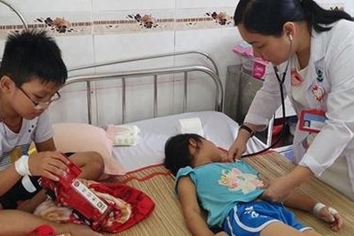 Năm mẹ con ngộ độc thuốc trừ cỏ