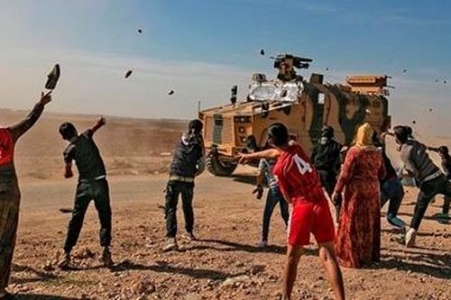 Thiết giáp Nga bị người Kurd ném bom xăng khi tuần tra cùng Thổ Nhĩ Kỳ