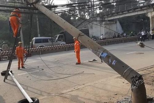 Xe tải kéo đổ trụ điện, 'thản nhiên' rời khỏi hiện trường