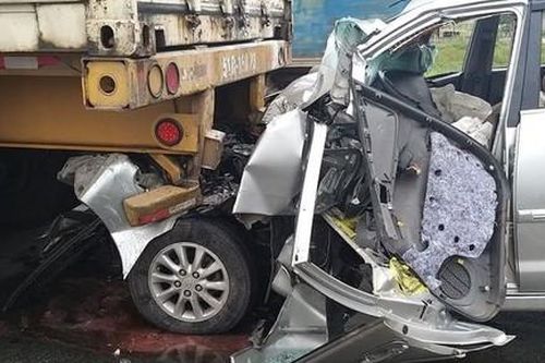 Xe Innova nát đầu sau cú 'chui gầm' xe container, tài xế nguy kịch
