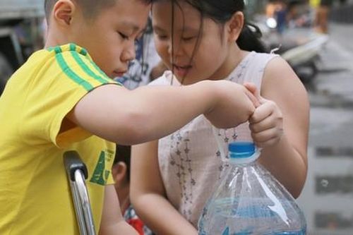 Hàng trăm cư dân đề nghị bồi thường vụ nước nhiễm dầu thải