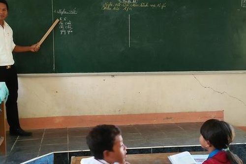 Thầy giáo Êđê sáng đi dạy, chiều vận động học sinh đến trường