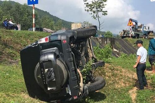 Ôtô văng xuống vệ đường sau cú tông của xe bồn