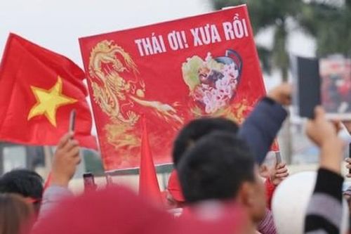 CĐV Việt Nam nhảy múa, giơ cao tấm biển 'Thái ơi! Xưa rồi'