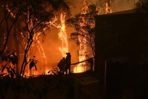 Sau hơn 10 ngày, Australia vẫn 'chìm' trong biển lửa do cháy rừng