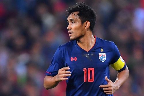 Teerasil Dangda trả giá sau pha phạm lỗi với Trọng Hoàng