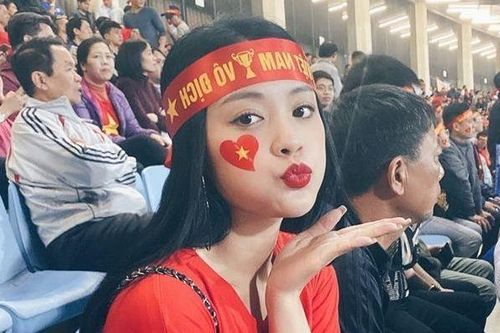 CĐV nữ khoe được cầu thủ Quang Hải tặng vé xem bóng đá
