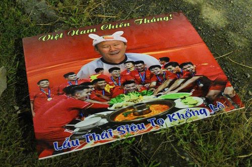 Rác đầy đường sau trận cầu Việt Nam - Thái Lan