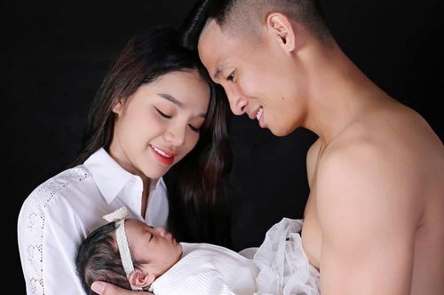Vợ Bùi Tiến Dũng lần đầu kể chuyện sinh con