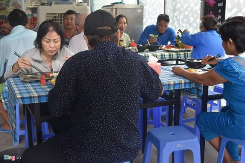Quán cơm 0 đồng đông khách hơn khi thông tin được chia sẻ lên MXH