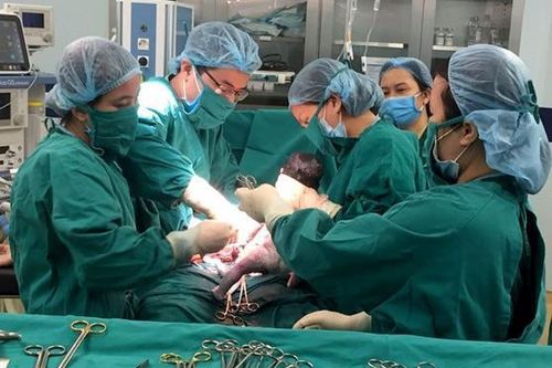 Sản phụ sinh 3 bé trai nặng trên 2 kg