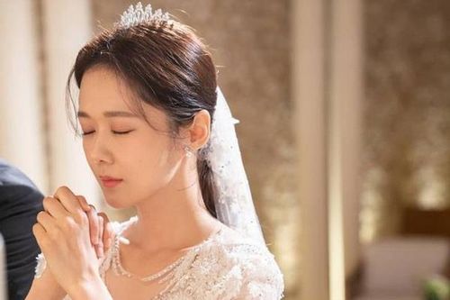 Jang Nara mặc váy cưới