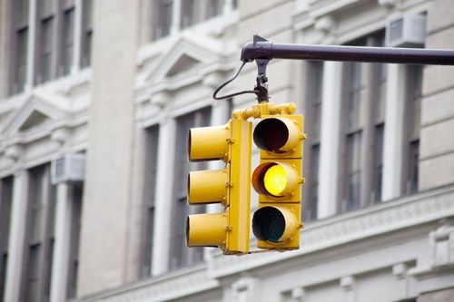 Kiện chính quyền thành phố vì thời gian đèn vàng quá ngắn