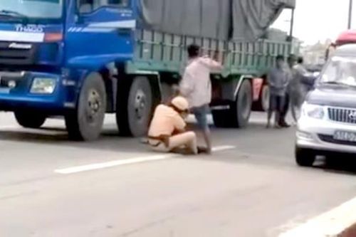 Tạm giữ người đàn ông lăng mạ, xô ngã cảnh sát