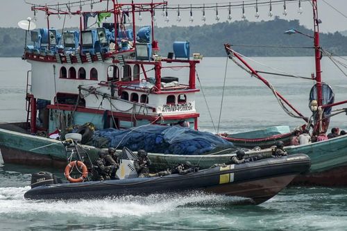 Indonesia thôi đánh chìm tàu cá bất hợp pháp, giao cho dân địa phương