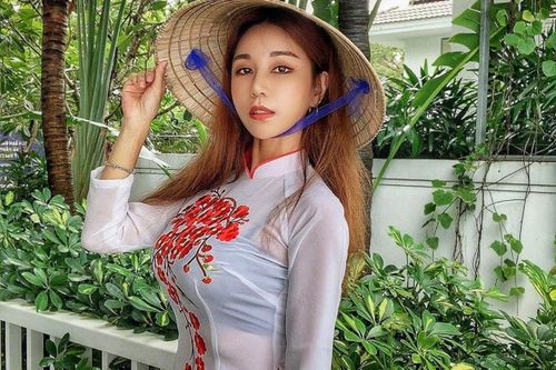 DJ gợi cảm xứ Hàn khoe ảnh diện áo dài, đội nón lá ở Đà Nẵng