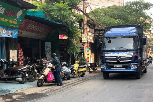 Đường Phú Diễn, quận Bắc Từ Liêm: Mất an toàn giao thông do xe quá khổ
