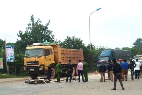 Nghệ An: Va chạm giữa xe đạp điện với xe tải, một học sinh chết thảm
