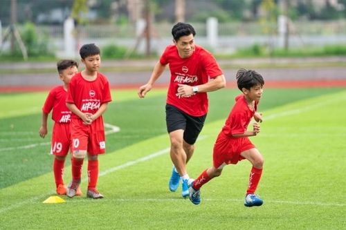 Tiền đạo Công Phượng 'truyền lửa' đam mê cho các cầu thủ nhí