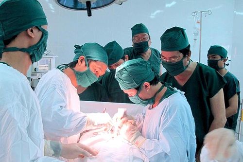 Phẫu thuật thành công ca sinh ba hiếm gặp