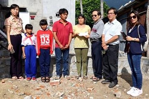 Trao tiền hỗ trợ xây nhà nhân ái