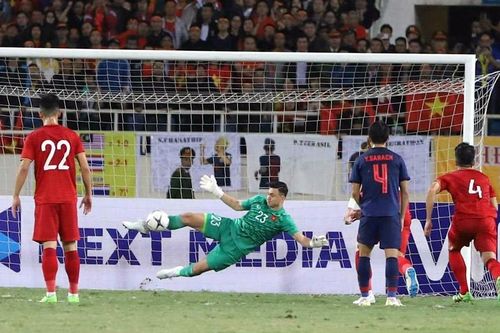 Hòa Thái Lan, Việt Nam vẫn hiên ngang trên đỉnh bảng