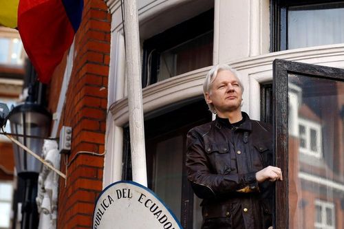 Ông chủ WikiLeaks thoát cáo buộc hiếp dâm