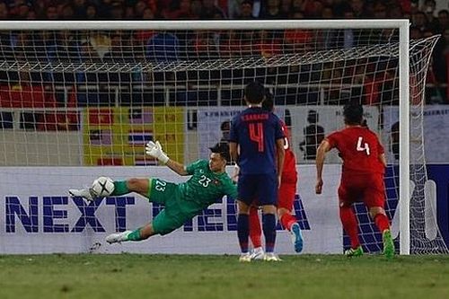 Sao Việt tự hào với pha cản phá bóng của Văn Lâm, Văn Hậu